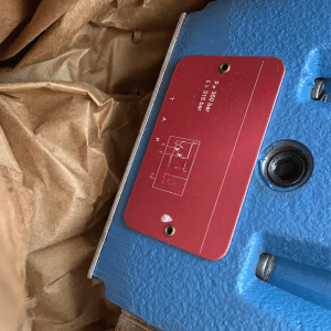 MOOG D633-308B R08KO1M0NSM2  Servo Valve in stock