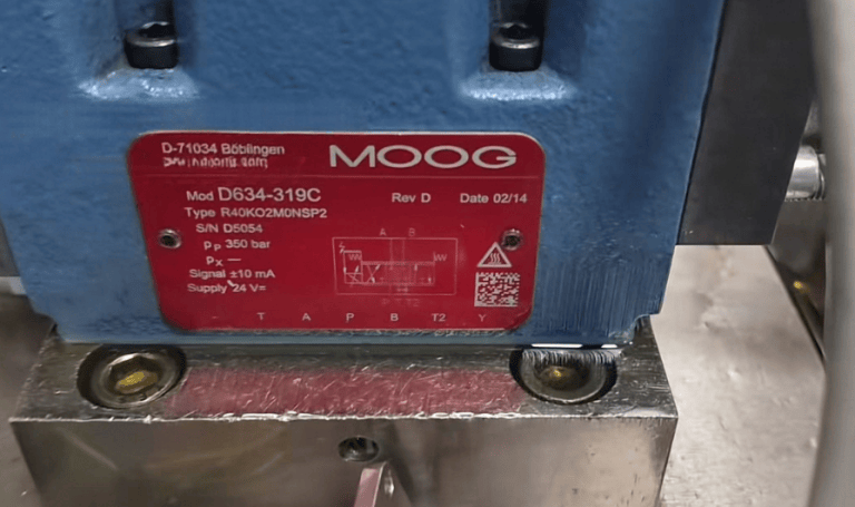 Moog D634-319C nameplate on the test manifold: type R40KO2M0NSP2, serial D5054, Rev D date 02/14, Pp 350 bar, signal ±10 mA, supply 24 V, ports T A P B T2 Y below.