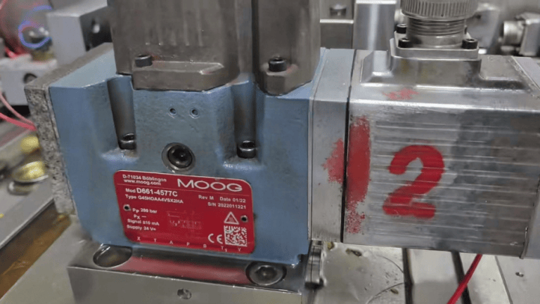 Moog D661-4577C nameplate: type G45HOAA4VSX2HA, Rev M, date 01/22, serial 2022011221, Pp 280 bar, signal plus-minus 10 mA, supply 24 V DC