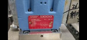 Nameplate of Moog D661-4041 servo valve, Rev J, date 10/12, serial D331, Pp 350 bar, Px 280 bar, command signal ±10 V, supply 24 V DC